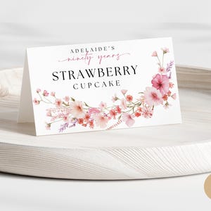 Zartrosa 90 Jahre geliebtes Geburtstags-Lebensmitteletikett für Mädchen, 90 Jahre Geburtstags-Buffetkarte mit Blumenmuster Digitaler Download, bearbeitbare Canva-Vorlage BP0080