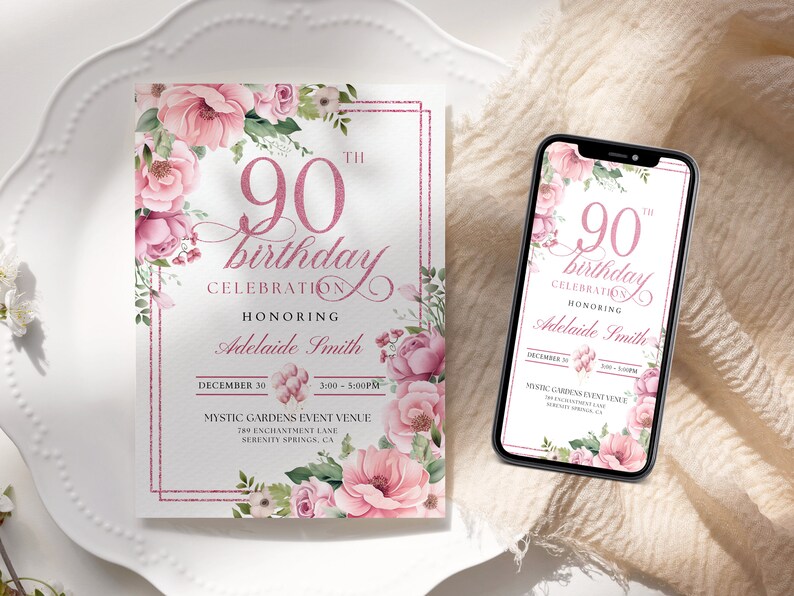 Peut inclure: Une invitation de f&ecirc;te de 90e anniversaire avec un motif floral rose et blanc. L'invitation pr&eacute;sente un motif floral rose avec le texte "90e anniversaire de f&ecirc;te" et "en l'honneur d'Adelaide Smith". L'invitation comprend &eacute;galement la date, l'heure et le lieu de l'&eacute;v&eacute;nement.