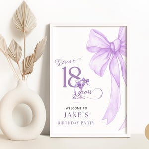 Letrero de bienvenida con lazo morado para niña de 18 años, con temática de croqueta y lazo lila. Decoraciones para fiesta de 18 años. Descarga la plantilla editable BP0107.
