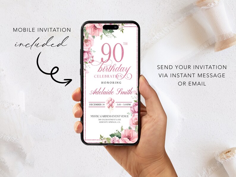 Peut inclure: Une invitation mobile pour un 90e anniversaire avec des fleurs roses et blanches. L'invitation comprend le texte "90e anniversaire c&eacute;l&eacute;bration en l'honneur d'Adelaide Smith" ainsi que la date et l'heure de l'&eacute;v&eacute;nement.