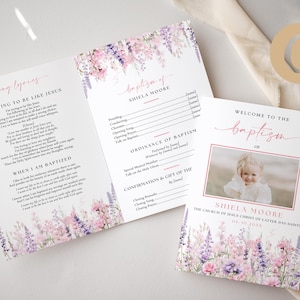 Puede incluir: Un programa de bautismo con un diseño floral. El programa incluye letras de canciones, el orden del servicio y una foto del niño que se bautiza. El texto en el programa dice "Bienvenido al bautismo de Shiela Moore, La Iglesia de Jesucristo de los Santos de los Últimos Días, 08.10.20XX".