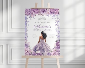 Puede incluir: Un cartel de bienvenida morado y blanco con un borde floral y mariposas. El cartel dice "Bienvenido a Isabella's Quinceañera" con la fecha "30 de junio de 20XX" y la ubicación "Majestic Haven Hotel".