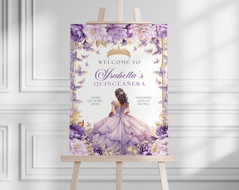 Puede incluir: Un cartel de bienvenida de Quinceañera morado y dorado con un diseño floral y una silueta de una niña con un vestido morado. El cartel dice "Bienvenido a Isabella's Quinceañera" e incluye la fecha y la ubicación.