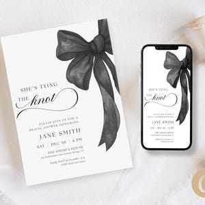 Puede incluir: Invitación a una despedida de soltera con un lazo negro de acuarela y el texto "She's Tying the Knot". La invitación está en una tarjeta blanca, con un diseño a juego en un smartphone. Incluye detalles del evento.