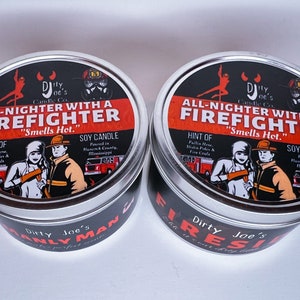 Peut inclure: Deux boîtes de bougies en argent avec des étiquettes noires et rouges. Les étiquettes présentent une image de bande dessinée d'une femme et d'un pompier. Le texte sur l'étiquette indique "All-Nighter with a Firefighter" et "Smells Hot." Les bougies sont des bougies de soja et sont coulées dans le comté de Humboldt, Mississippi.
