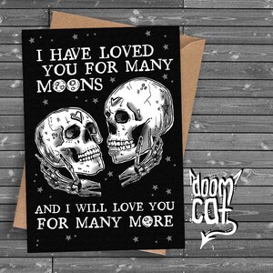 Carte tête de mort « Beaucoup de lunes » Gothique tête de mort Anniversaire Saint-Valentin pour lui son Gay Lesbienne LGBTQ Love Lovers Moon Wiccan Witchy Witch Gothic