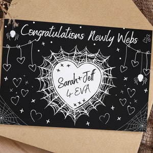 Carte de mariage araignée n'importe quel nom personnalisée « Félicitations nouvellement Webs » carte de jeune mariée personnalisée gothique gothique félicitations couple sorcière sorcière LGBTQ +