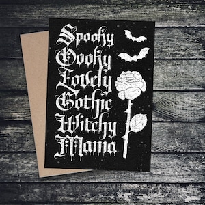 Tarjeta del Día de la Madre Gótica "Spooky Oooky Lovely Gothic Witchy Mama" Saludos personalizados Victoriana Witch Mommy Mum Mummy Rose Bat