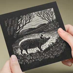 Carte d'anniversaire cochon voeux cochon Merci fausse linogravure numérique impression bloc noir blanc monochrome mignon gothique Goth campagne arbres Art