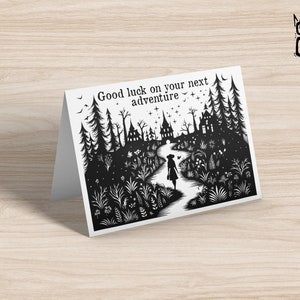 K&ouml;nnte beinhalten: Schwarz-wei&szlig;-Illustration einer Person, die einen Weg in einem Wald entlanggeht. Der Text "Good luck on your next adventure" befindet sich oben auf der Karte.