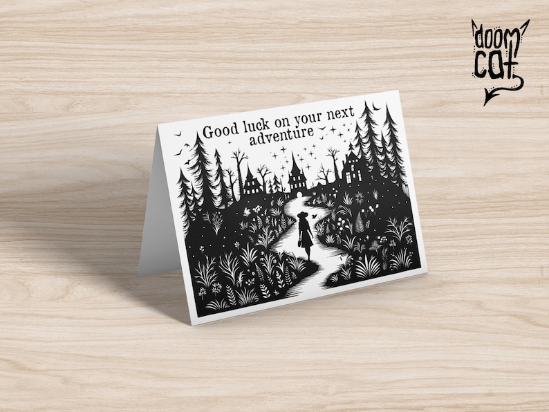 K&ouml;nnte beinhalten: Schwarz-wei&szlig;-Illustration einer Person, die einen Weg in einem Wald entlanggeht. Der Text "Good luck on your next adventure" befindet sich oben auf der Karte.