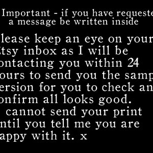 K&ouml;nnte beinhalten: Schwarz-wei&szlig;er Text auf schwarzem Hintergrund. Der Text lautet: "V. Wichtig - wenn Sie eine Nachricht angefordert haben, die in das Innere geschrieben werden soll Bitte behalten Sie Ihre Etsy-Inbox im Auge, da ich Sie innerhalb von 24 Stunden kontaktieren werde, um Ihnen die Beispielversion zu senden, damit Sie sie &uuml;berpr&uuml;fen und best&auml;tigen k&ouml;nnen, dass alles gut aussieht. Ich kann Ihren Druck nicht senden, bis Sie mir sagen, dass Sie zufrieden sind. x"