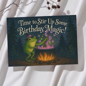 Tarjeta de cumpleaños de bruja rana "Es hora de despertar la magia del cumpleaños" Saludo de aquelarre púrpura verde gótico personalizado Caldero de cristal Sapo brujo