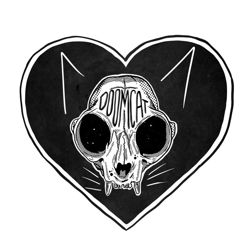 Gotisk väggdekoration Gotisk heminredning Sphynxkatt Sömnig men fortfarande läskig svart konsttryck Poster Katter A5 A4 A3 A2 Metall Alternativa konsttryck bild 7