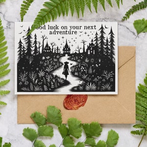 K&ouml;nnte beinhalten: Eine Schwarzwei&szlig;illustration einer Frau, die einen Weg in einem Wald entlanggeht. Der Text "Good luck on your next adventure" steht oben auf der Karte.
