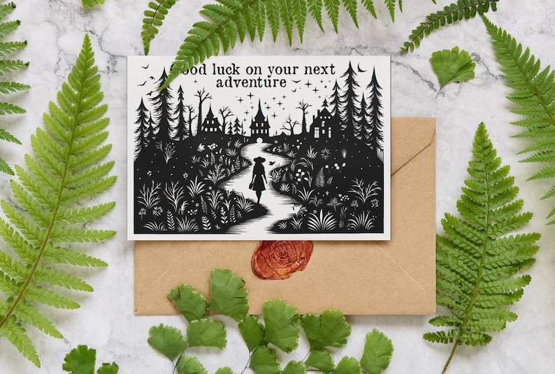 K&ouml;nnte beinhalten: Eine Schwarzwei&szlig;illustration einer Frau, die einen Weg in einem Wald entlanggeht. Der Text "Good luck on your next adventure" steht oben auf der Karte.