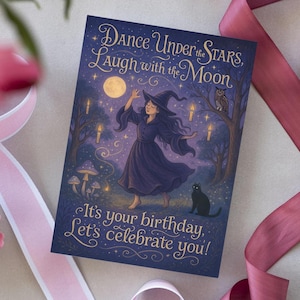 Cartão de aniversário de bruxa "Dance sob as estrelas, ria com a lua, é seu aniversário, vamos comemorar você" Velas mágicas roxas de bruxa, gato e coruja
