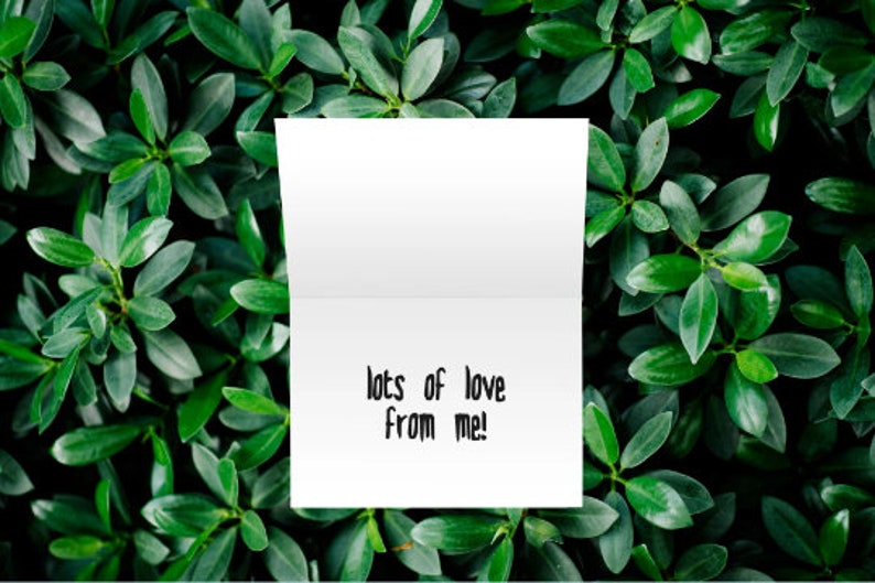 K&ouml;nnte beinhalten: Eine wei&szlig;e Karte mit dem Text "lots of love from me!" in schwarzer Tinte. Die Karte ist von gr&uuml;nen Bl&auml;ttern umgeben.