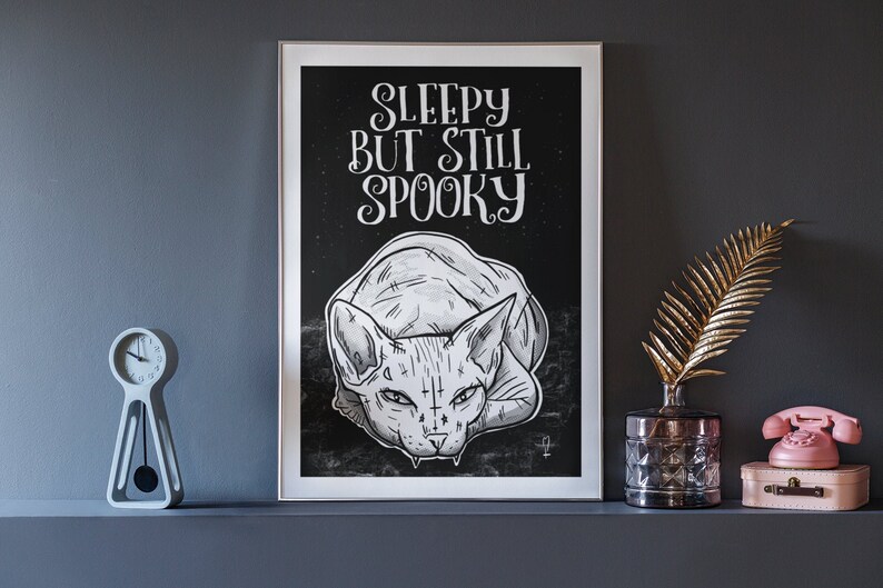 Gotisk väggdekoration Gotisk heminredning Sphynxkatt Sömnig men fortfarande läskig svart konsttryck Poster Katter A5 A4 A3 A2 Metall Alternativa konsttryck bild 1