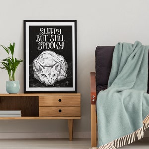 Gotisk väggdekoration Gotisk heminredning Sphynxkatt Sömnig men fortfarande läskig svart konsttryck Poster Katter A5 A4 A3 A2 Metall Alternativa konsttryck bild 2