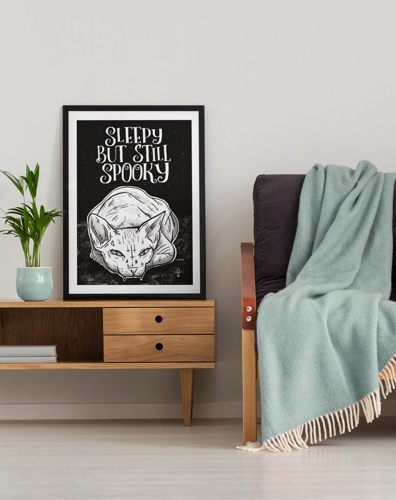 Gotisk väggdekoration Gotisk heminredning Sphynxkatt Sömnig men fortfarande läskig svart konsttryck Poster Katter A5 A4 A3 A2 Metall Alternativa konsttryck bild 2