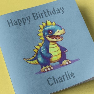 Tarjeta de cumpleaños de dinosaurio personalizada PIXEL ART Dino Spikes Spikey Blue Cute Cartoon Happy Yellow Personalizado Cualquier nombre Gamer Gaming
