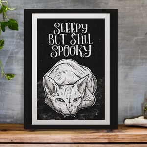 Gotisk väggdekoration Gotisk heminredning Sphynxkatt Sömnig men fortfarande läskig svart konsttryck Poster Katter A5 A4 A3 A2 Metall Alternativa konsttryck bild 3