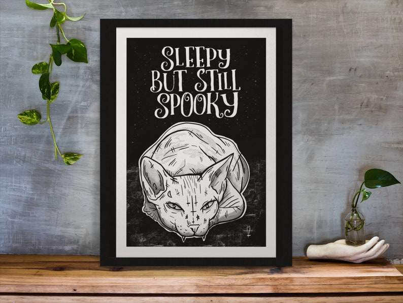 Gotisk väggdekoration Gotisk heminredning Sphynxkatt Sömnig men fortfarande läskig svart konsttryck Poster Katter A5 A4 A3 A2 Metall Alternativa konsttryck bild 3