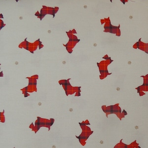 Puede incluir: Tela blanca con un patrón repetido de siluetas de Scottish Terrier de tartán rojo y negro.