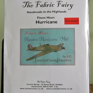 Può includere: Schema di ricamo a punto croce per un aereo Hawker Hurricane Mk1, con il testo "Finest Hour - Hawker Hurricane Mk1" e "No. 615 [County of Surrey] Squadron". Lo schema è su uno sfondo blu con un bordo bianco.