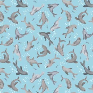 Puede incluir: Un patrón repetitivo de focas de dibujos animados en varias poses, nadando sobre un fondo azul claro. Las focas son principalmente grises con acentos blancos, y pequeños peces y burbujas están dispersos por el diseño.