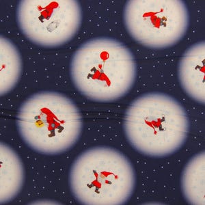 Może przedstawiać: Niebieski materiał z powtarzającym się wzorem białych kółek, w których znajdują się czerwono-białe figurki. Każda figurka jest ubrana na czerwono i biało i trzyma różne przedmioty, takie jak latarnia, balon i gwiazdę.