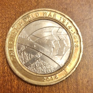 World War One RARE circulated Two Pound British Coin. 2016 Queen Elizabeth Head Coin.