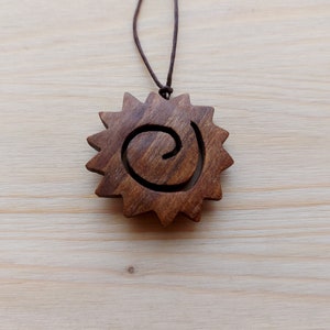 Collier soleil en bois sculpté, pendentif en bois, bijoux du sud-ouest sculptés à la main