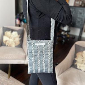 Petite pochette plate faite main, tissu d'ameublement gris acier recyclé vintage, fourre-tout décontracté au quotidien, sac de voyage lavable durable