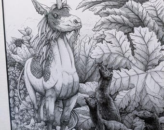 Könnte beinhalten: Schwarz-Weiß-Illustration eines Einhorns mit einer spiralförmigen Horn, umgeben von Blättern. Drei Wiesel blicken nach oben. Das Kunstwerk ist detailliert mit Schattierungen und Texturen. Der Name des Künstlers ist sichtbar.