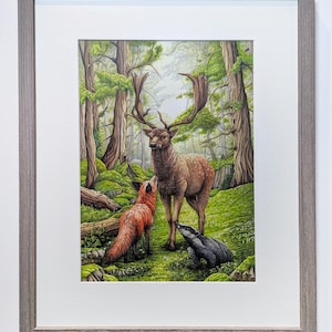 Op de afbeelding: Een ingelijste kunstdruk met een gedetailleerde illustratie van een damhert met een groot gewei, een rode vos en een das in een weelderig groen bos. Het kunstwerk bevat de tekst Panna Draws en pannadraws.com in de linkerbovenhoek.