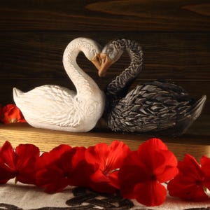 Swan figurine Wood swan Swan sculpture Swan statue Black swan White swan Wood carved swan Pair of swans Swan décor Swan art Wooden birds
