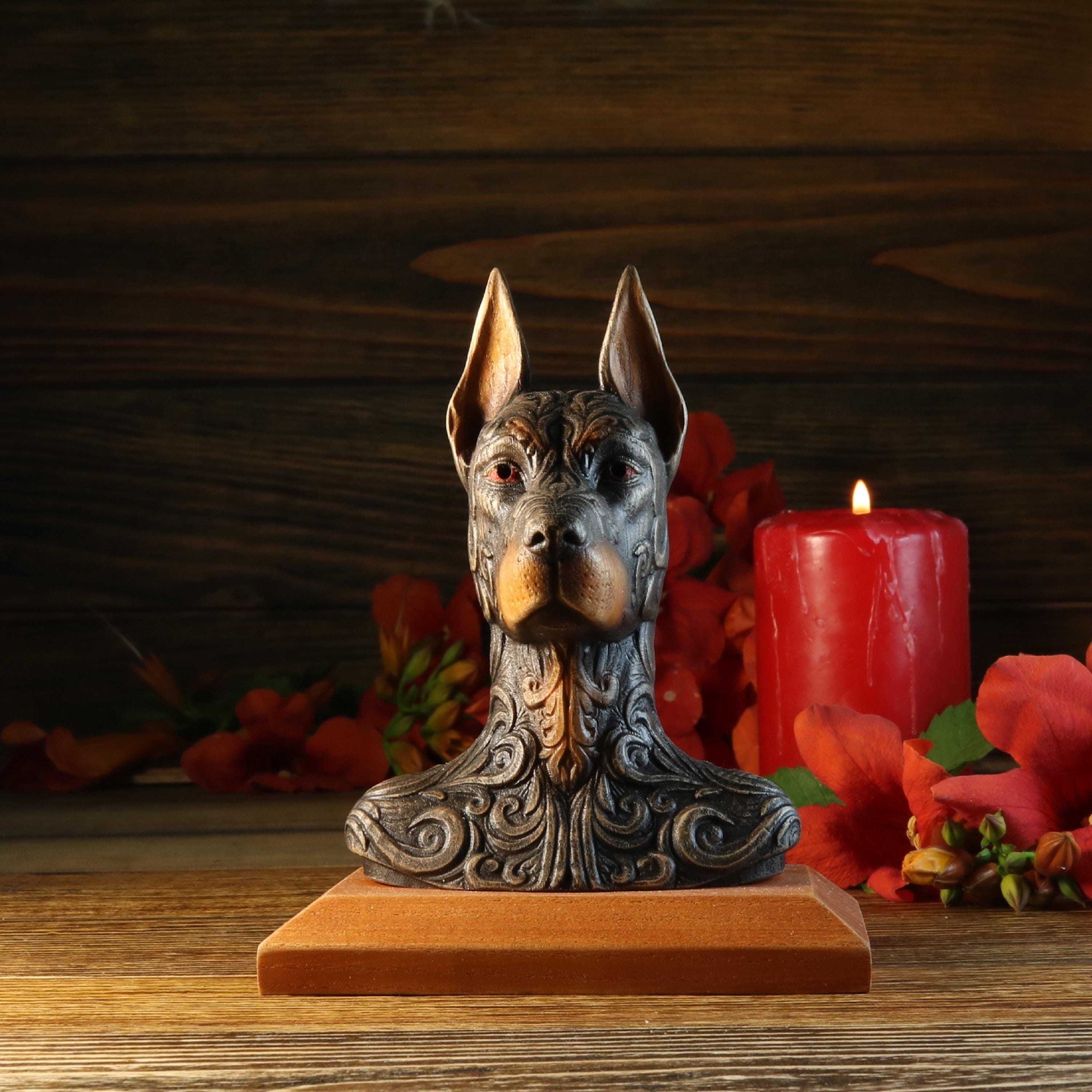 Doberman (recadrée), chien grande statue de la tête, en