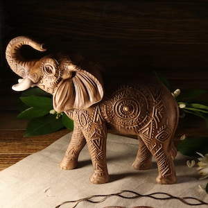 アルマジロ　木彫り　オブジェ　置物　インテリア 木彫りのアルマジロの置物 - Etsy 日本