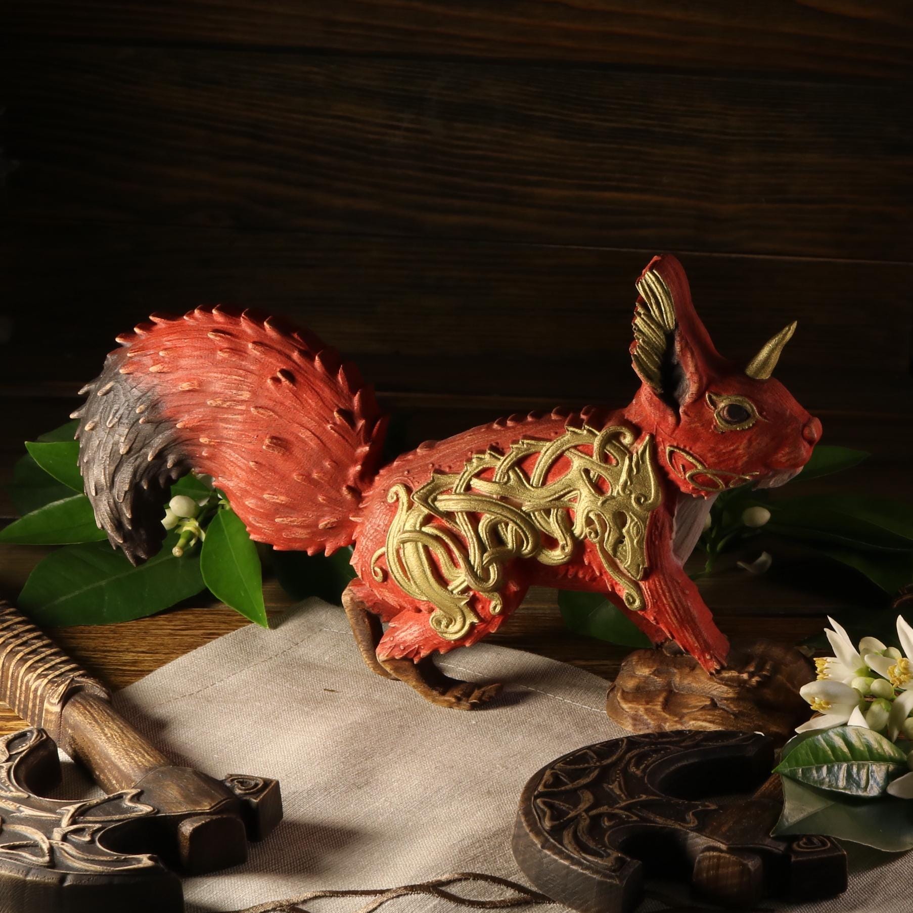 ラタトスクのリスの置物：北欧神話の異教の木彫り手作り - Etsy 日本