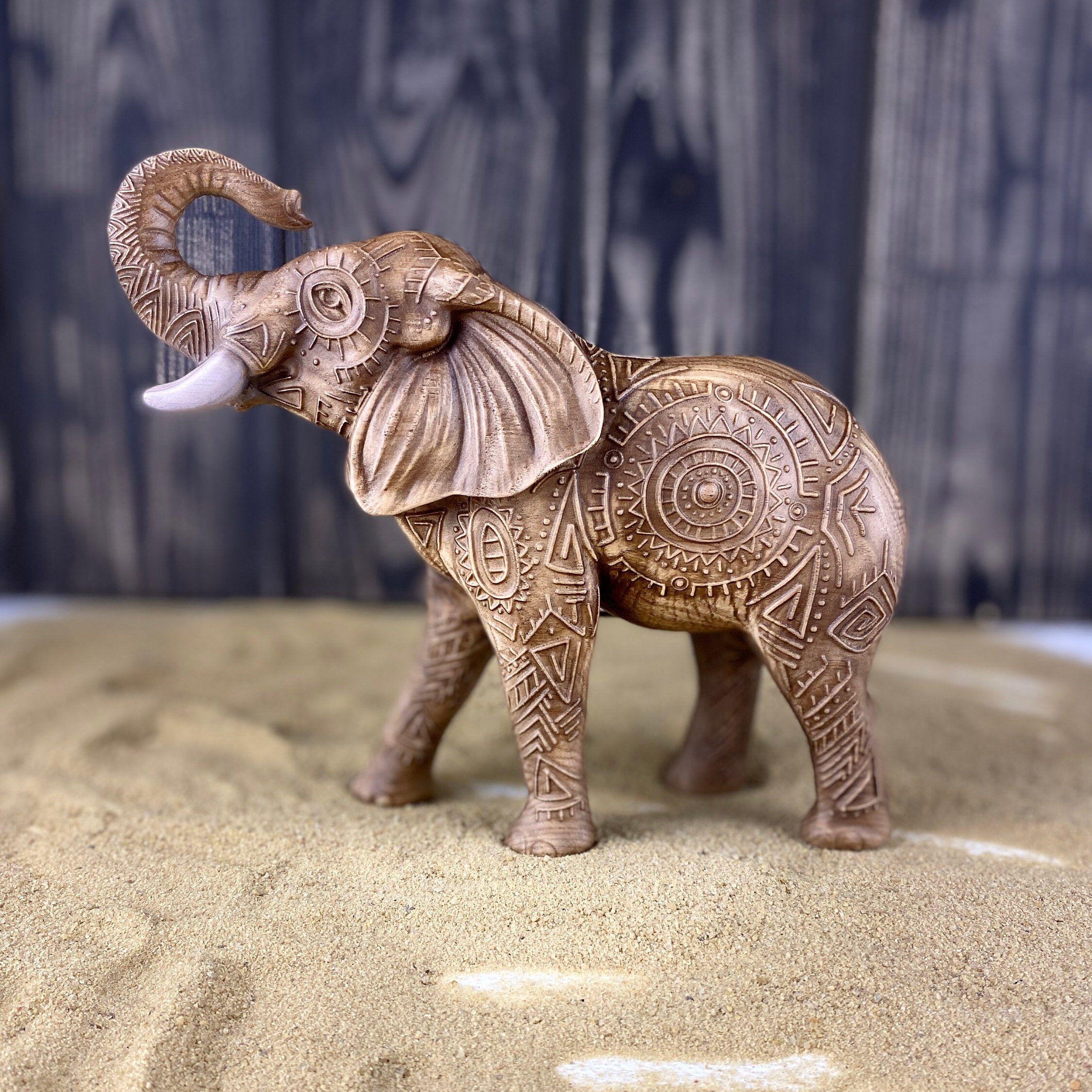 木彫りの象の置物：アフリカの装飾美術 - Etsy 日本