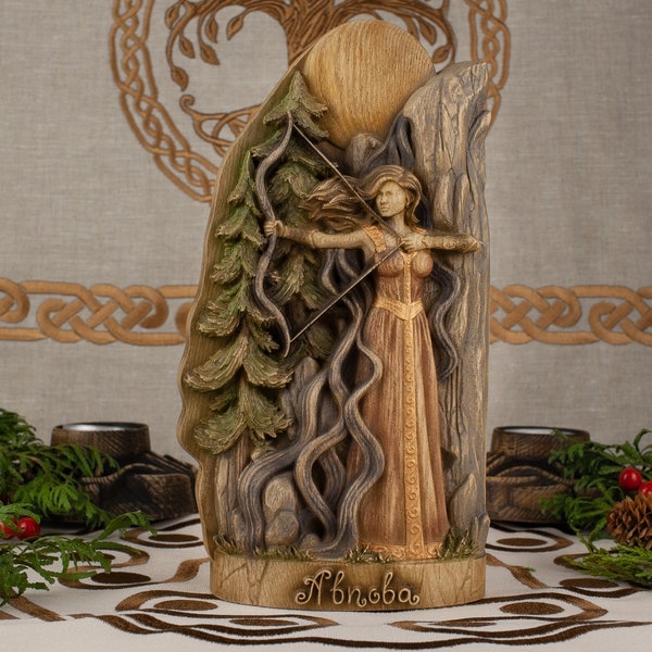 Abnoba, keltische Göttin Göttinnenfigur Göttinnenstatue Germanische Göttin Holzstatue nordischer Altar nordischer heidnischer Skadi Holzschnitzerei keltische Götter