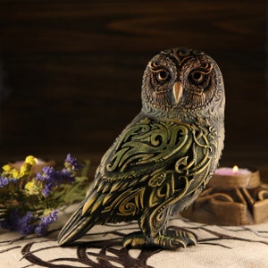 Statue de hibou en bois de frêne sculpté : décor viking celtique (5,9 pouces)