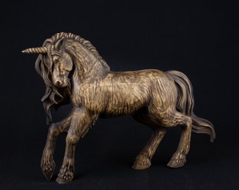 Eenhoornbeeldje: bruin paard, mythisch decor