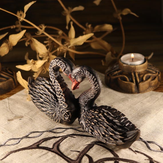 木彫りの黒鳥の像：トネリコの木の白鳥の装飾 - Etsy 日本