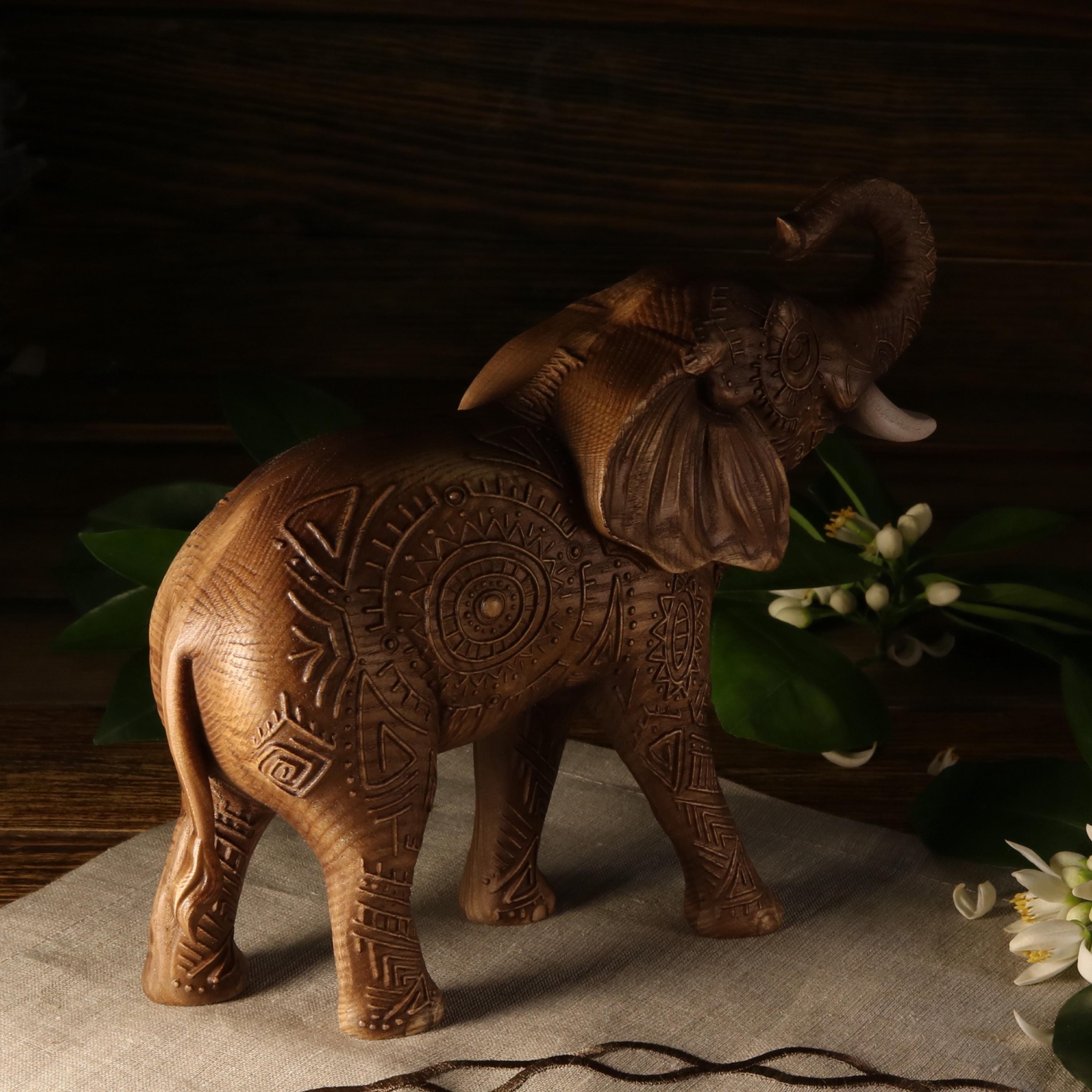 木彫りの象の置物：アフリカの装飾美術 - Etsy 日本