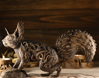 ラタトスクのリスの置物：バイキングの木彫り、北欧神話の彫像 - Etsy 日本