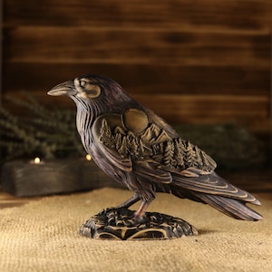Raben-Holzstatue, keltische Waldraben-Schnitzerei, heidnische Altardekoration, Morrigan-Krähen-Idole