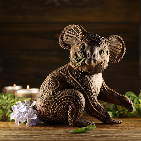 コアラの置物：オーストラリアの動物の木彫り - Etsy 日本